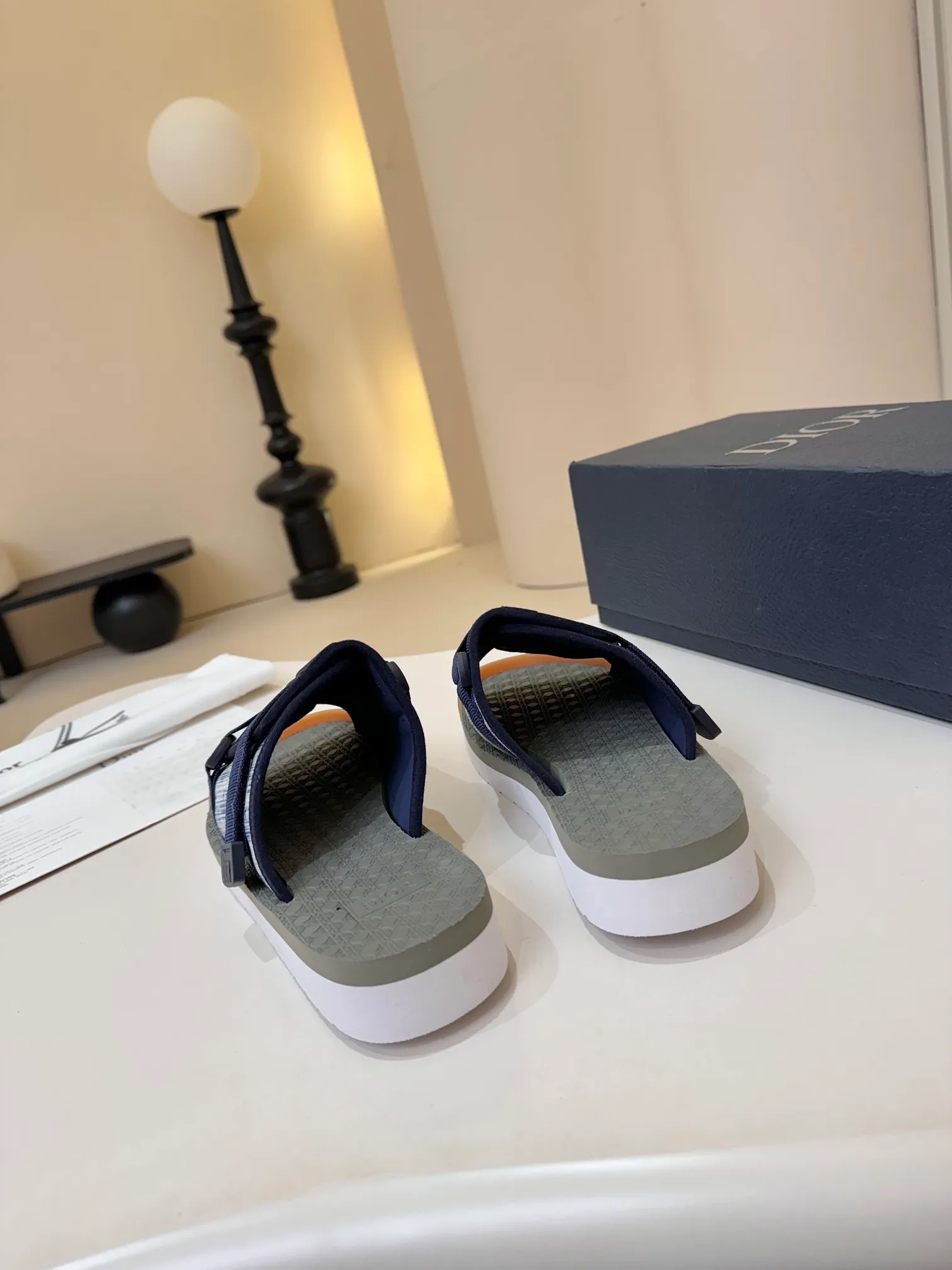 [Dior] P: 300💰 -Size: 38-46 Dior Dior D’s classic men’s slippers, high-end boutique, original material, pure cotton printed canvas upper, fine workmanship, super soft sole, casual, loose and comfortable, a must-have in summer! !